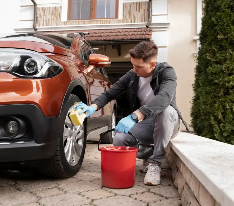 Lavage auto à domicile Saint-Rémy-l'Honoré : professionnel intervenant sur un véhicule